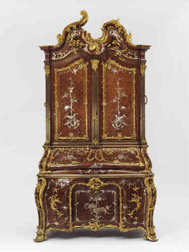 Trois choses sont nécessaires à l’écriture, note Diderot dans l’« Encyclopédie » : une bonne lumière, une table solide et une chaise confortable. Ce meuble rococo en pin veiné incrusté de motifs de perle, ivoire et cuivre, a appartenu à Frédérique-Auguste Ier, roi de Pologne en 1734.