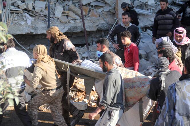 Des personnes viennent au secours des blessés dans ce qu'il reste de l'hôpital bombardé le 15 février.