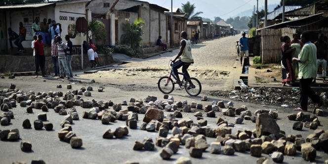 Des barricades de pierres posées par des manifestants à Nyakabiga, dans la banlieue de Bujumbura, juillet 2015.