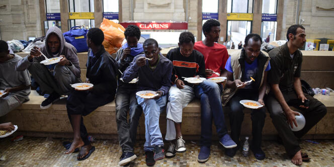 Des migrants érythréens en gare de Milan, le 11 juin 2015.