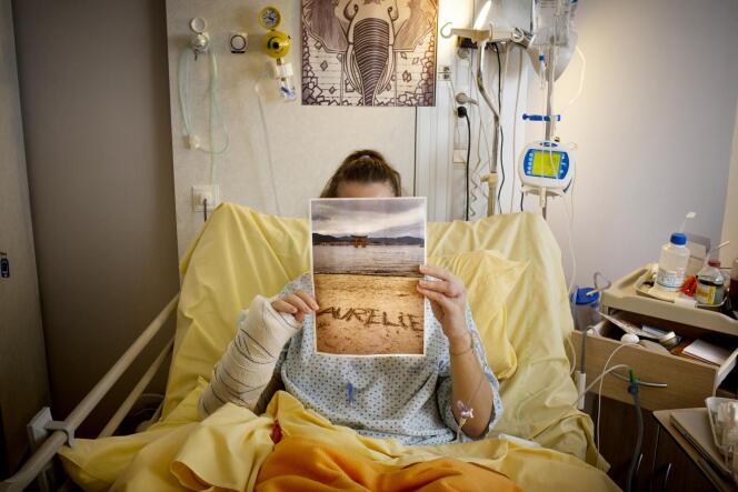 Aurélie, 27 ans, victime des attaques du 13 novembre 2015 au bar Le Carillon, dans sa chambre d'hôpital.