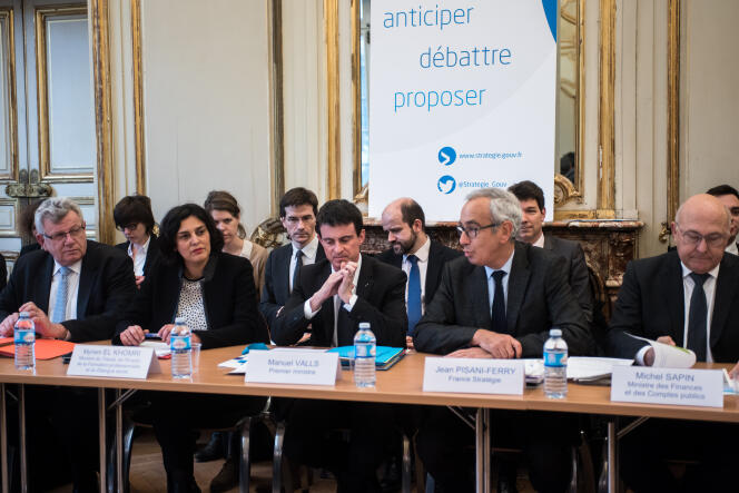 Comité de suivi des aides publiques aux entreprises et des engagements,
 en présence, notamment, de Manuel Valls à Paris, le 15 février.