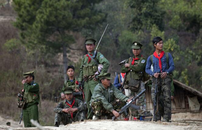 Des soldats de la Ta’ang National Liberation Army (TNLA) près du village de Mantong, dans l'Etat shan, le 16 janvier 2014.