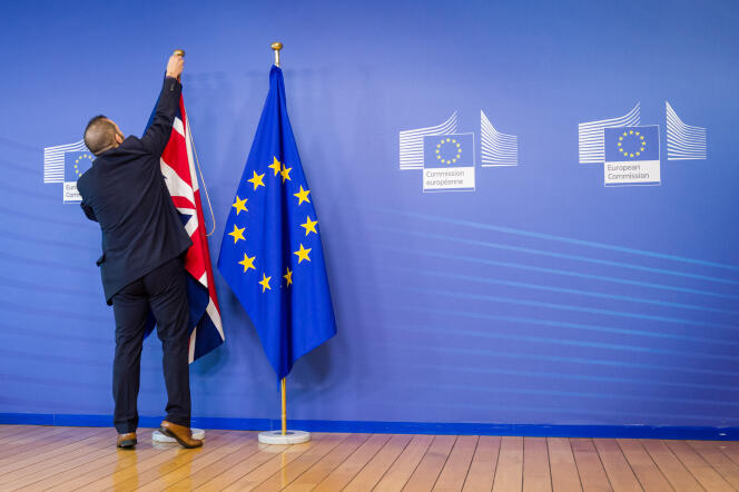 L’Union Jack est installé à côté du drapeau de l’Union européenne, au siège de la Commission européenne, pour la venue de David Cameron, le 18 février à Bruxelles.