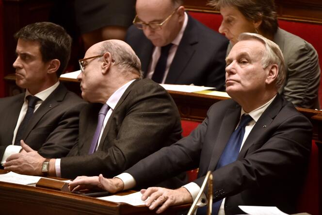 Le ministre des affaires étrangères Jean-Marc Ayrault (à droite) lors d'une séance de questions au gouvernement à l'Assemblée nationale, à Paris, le mardi 16 février. A sa droite, Jean-Marie Le Guen, secrétaire d'Etat auprès du premier ministre, chargé des relations avec le Parlement, et le premier ministre Manuel Valls.