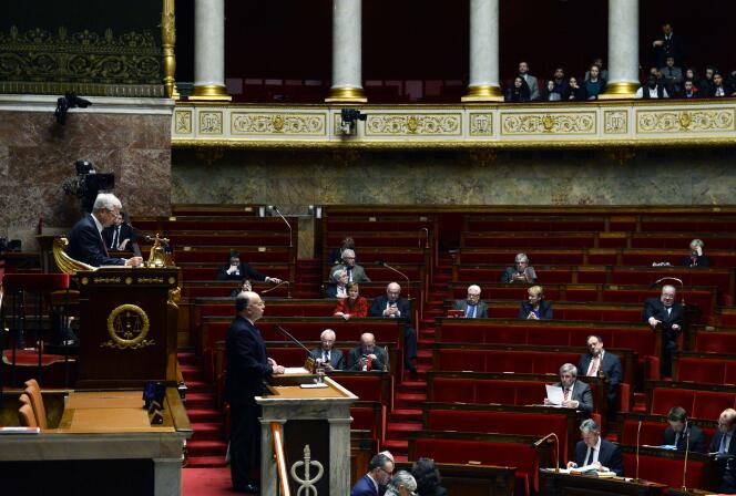 Le ministre de l'Intérieur Bernard Cazeneuse prend la parole  devant une Assemblée Nationale à moitié pleine, avant le vote de prolongation de l'état d'urgence le 16 février 2016 à Paris.