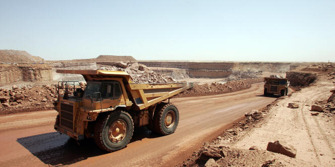 Des camions transportent de la roche contenant de l'uranium sur le site de la mine d'uranium à ciel ouvert de Arlit (Niger).