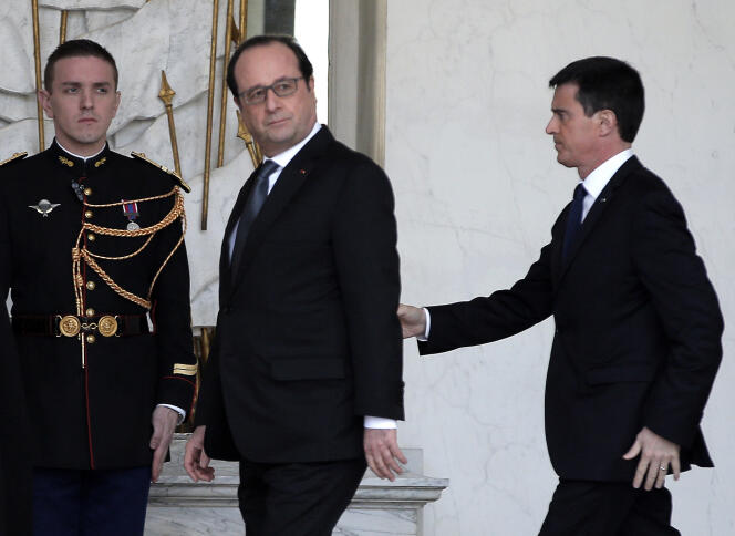 Le président François Hollande et le premier ministre Manuel Valls, à l'issue du Conseil des ministres du nouveau gouvernement. A l'Elysée, à Paris, le mercredi 17 février.