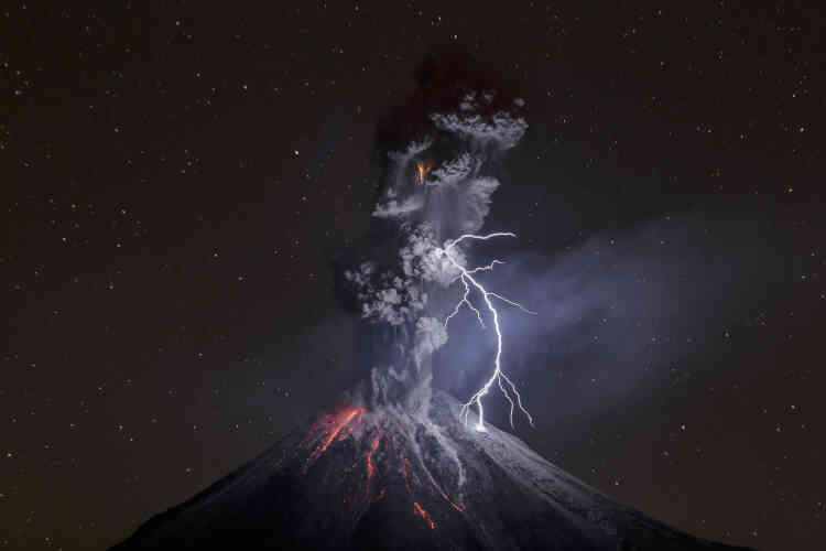 Troisième prix, catégorie "Nature". Un éclair irradie l'éruption du volcan Colima, au Mexique, le 13 décembre 2015.