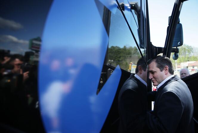 Ted Cruz monte dans son bus de campagne, à Seneca (Caroline du Sud), le 17 février.