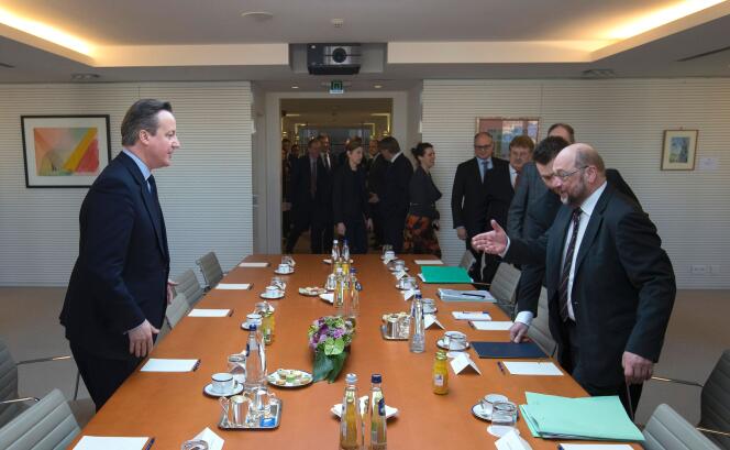 Le premier ministre britannique, David Cameron, et Martin Schulz, président du Parlement, à Bruxelles, le 16  février.
