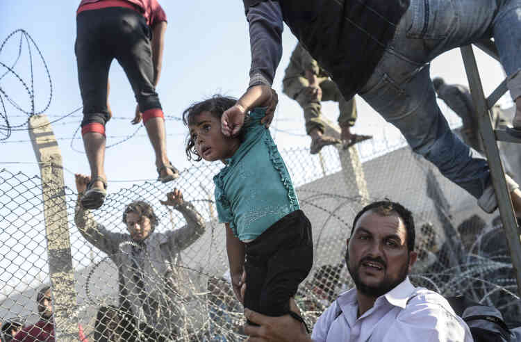 Troisième prix, catégorie « Actualités » (série). Des réfugiés syriens tentent de passer la frontière turque à Sianlurfa, le 14 juin.