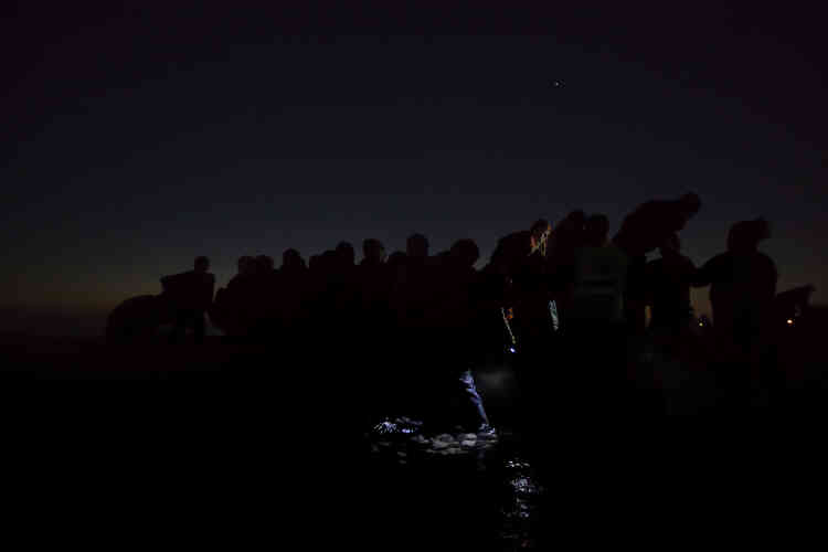 Deuxième prix, catégorie « Informations générales ». Un groupe de réfugiés tente, le 6 décembre 2015, de rejoindre l'île grecque de Lesbos de nuit, toutes lumières éteintes, afin de ne pas se faire repérer par les gardes-côtes.
