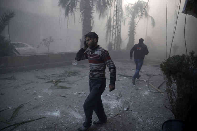 Premier prix, catégorie « Informations générales » (série). Un homme blessé erre dans une rue Douma, dans la banlieue de Damas, après un bombardement attribué à l'armée syrienne.