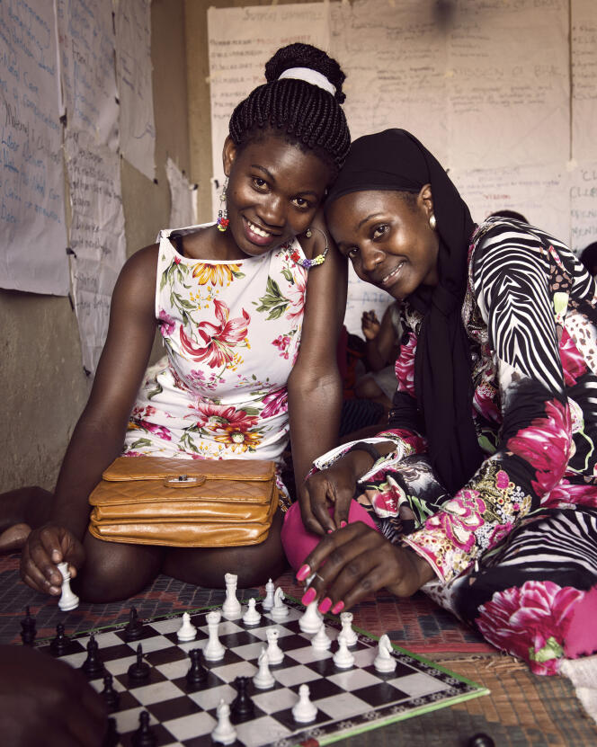 Florence Nabukenya, 21 ans, et Diana Lalule, 26 ans, au club de filles du quartier de Kikaaya, à Kampala, Ouganda