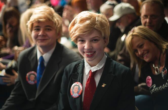 Kaylie Kilpatrick (au centre) et James Hanna, 14 ans, grimés en Donald Trump, lors d'un meeting du candidat républicain à Sumter (Caroline du Sud), le 17 février.