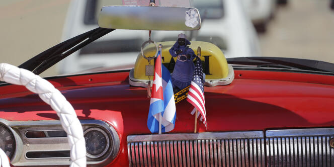 Des drapeaux américain et cubain ont été placés à l'avant d'une voiture à La Havane, le 18 février 2016.