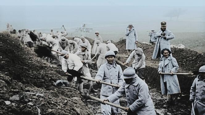 Dans des carrières à ciel ouvert, les soldats territoriaux français prélèvent les pierres qui serviront à renforcer la route reliant Verdun à Bar-le-Duc. 