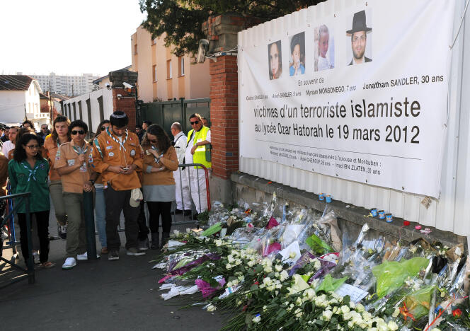 Hommage aux victimes que Mohamed Merah a assassinées dans l'école juive Ozar Hatorah, le 19 mars 2012, à Toulouse.