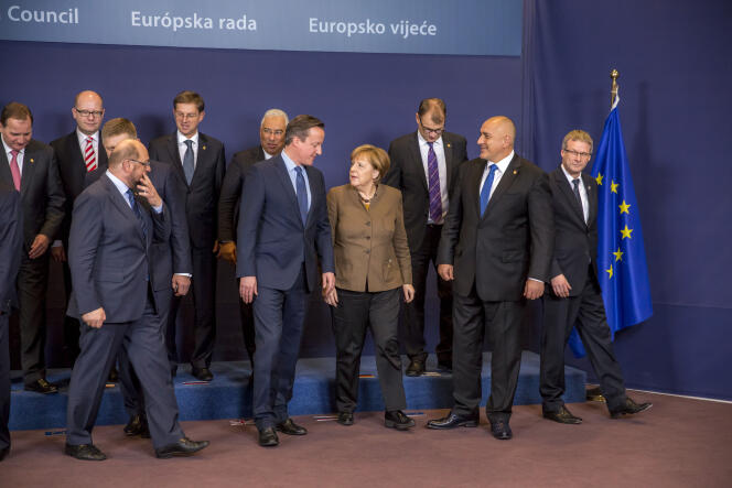 David Cameron, Premier ministre britannique, et Angela Merkel, chancelière allemande, posent pour la photo de famille avant le Sommet des Chefs d’Etat et de gouvernement au Conseil européen à Bruxelles, Belgique, jeudi 18 février 2016.