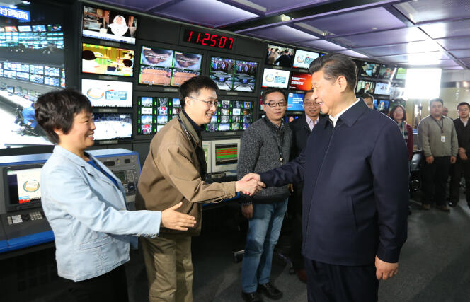 Le président chinois, Xi Jinping, avec l'équipe de la télévision centrale CCTV à Pékin, le 19 février 2016.