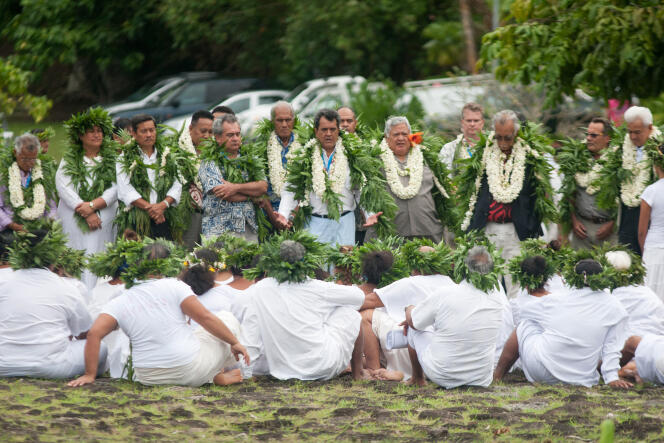 Le président de la Polynésie Edouard Fritch (au centre) et des représentants de celle-ci, à Raiatea le 16 juillet 2015.