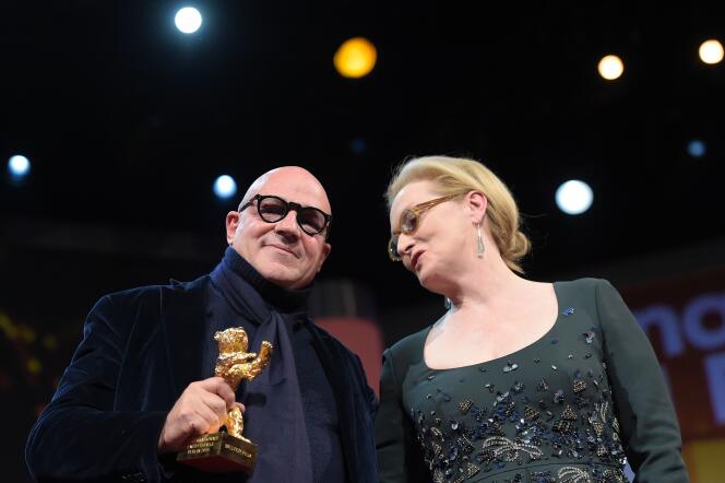 Le réalisateur italien Gianfranco Rosi, qui obtient l'Ours d'or de la Berlinale, et la présidente du jury, Meryl Streep, le 20 février 2016.