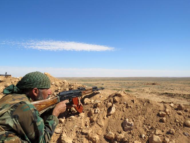 Un soldat de l’armée syrienne, dans la région de Rakka, le 19 février.