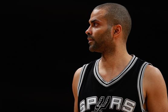 Tony Parker juega con los San Antonio Spurs durante un partido de la NBA en Los Ángeles, California, el 19 de febrero de 2016.