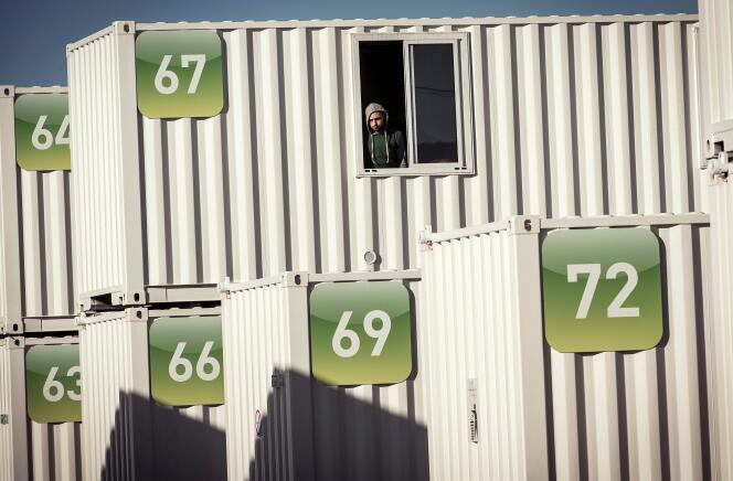 Une centaine de conteneurs ont été installés à Calais pour servir de centre d’accueil provisoire. Ici, le 16 février.