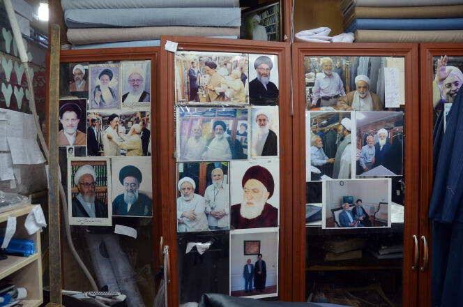 Chez le tailleur du haut clergé en photo avec le Guide et deux anciens présidents, à Qom, au sud de Téhéran, le 16  février.