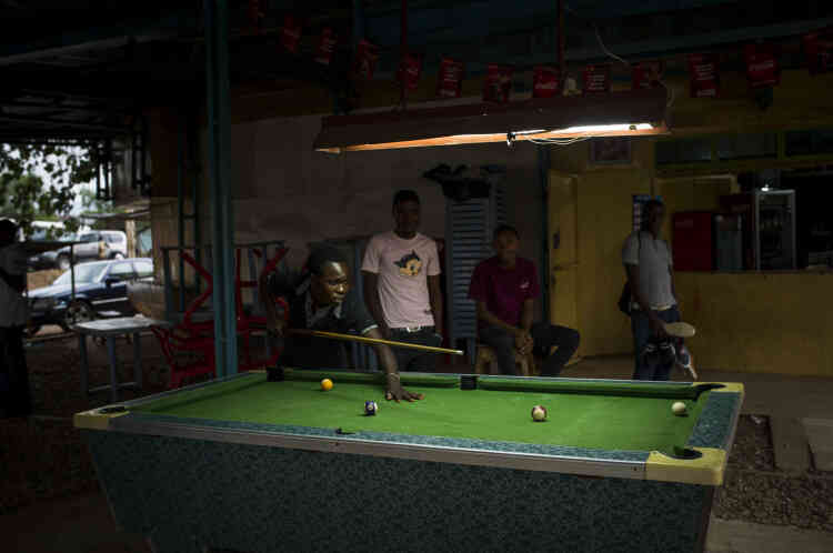 De jeunes hommes jouent au billard dans un bar dans le quartier rebelle de Nyakabiga, le 25 janvier.