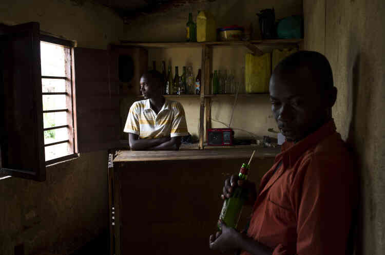 Dans un bar du quartier de Mutakura, un quartier contesté de Bujumbura, le 25 janvier.