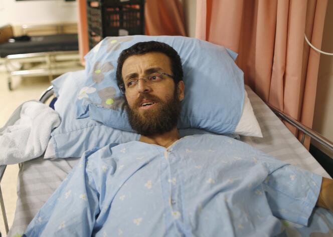 Le journaliste palestinien Mohammed Al-Qeq sur son lit d'hôpital pendant sa grève de la faim, le 5 février 2016 à Afula, dans le nord d'Israël.