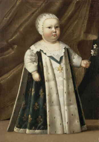 « Le futur Louis XIV est né en 1638. D’emblée, les portraits officiels adaptent son vêtement d’enfant – qui, jusqu’à sept ans, sera une robe –  aux fonctions qui l’attendent, dessous de velours bleu brodé de fleurs de lys d’or et dessus d’hermine. »