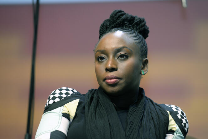 La romancière Chimamanda Ngozi Adichie, ici le 23 février 2016 aux Débats du Monde Afrique sur les femmes africaines