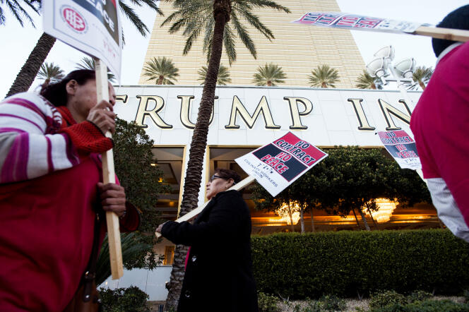 Les employés du Trump Hotel ont manifesté, mardi 23 février, pour réclamer de meilleures conditions salariales.