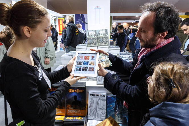 Démonstration de lecture sur une liseuse au festival international de la bande dessinée d'Angoulême, le 30 janvier.