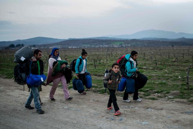 Des migrants à la frontière entre la Grèce et la Macédoine, près de la ville de Gevgelija le 23 février 2016.