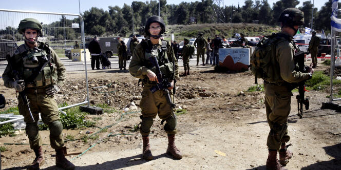 Des soldats israéliens sur les lieux de l'attaque près de la colonie juive de Gush Etzion mercredi 24 février.