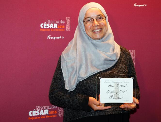 L'actrice Soria Zeroual pose avec sa nomination de meilleure actrice pour les Césars, à Paris, le 6 février 2016.