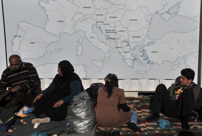 Des migrants près d’Idomeni, en Grèce, attendent de traverser la frontière vers la Macédoine, le 22  février.