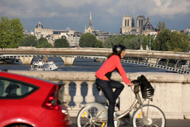 Une femme à vélo, à Paris.