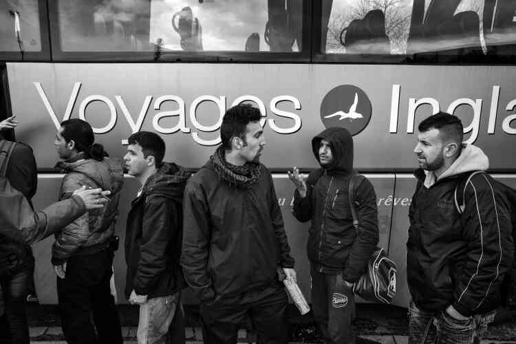 Des réfugiés attendent de monter dans le bus qui les conduira au centre d'hébergement de Strasbourg, le 23 février.