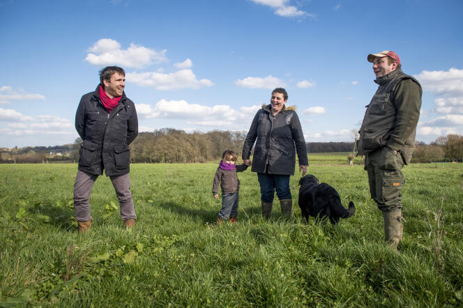 Accompagnés par Mathieu Chartier de Solidarité paysans, Nicolas Haubert et Angélique Lecomte ont transformé d'anciens champs de maïs en prairies où viendront bientôt paître leurs vaches.