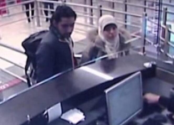 Image extraite d'une vidéo de surveillance montrant  Hayat Boumedienne et un homme non identifié  à l'aéroport d'Istanbul, le 2 janvier.