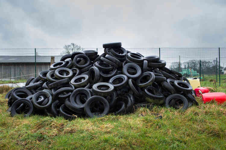 Les pneus de M. Floc ne peuvent plus être utilisés comme moyen de couverture pour les silos à cause de leurs effets néfastes sur la santé.