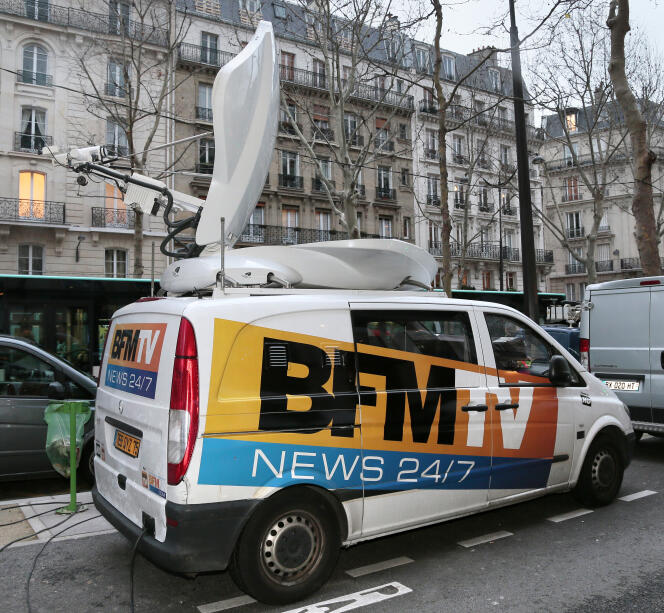 Une camionnette de BFM TV en reportage dans Paris.
