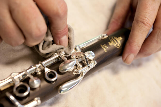 Essuyage des clés d'une clarinette dans les ateliers Buffet-Crampon de Mantes-la-Ville.