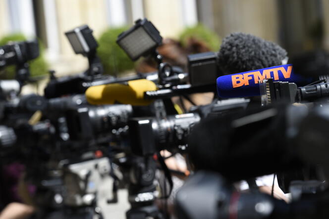 Caméras des chaînes d'information lors d'un point presse au ministère de l'intérieur en juin 2015.
